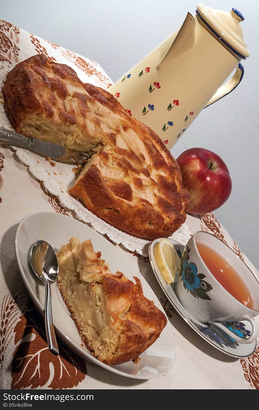 Homemade apple pie surrounded by fresh apples