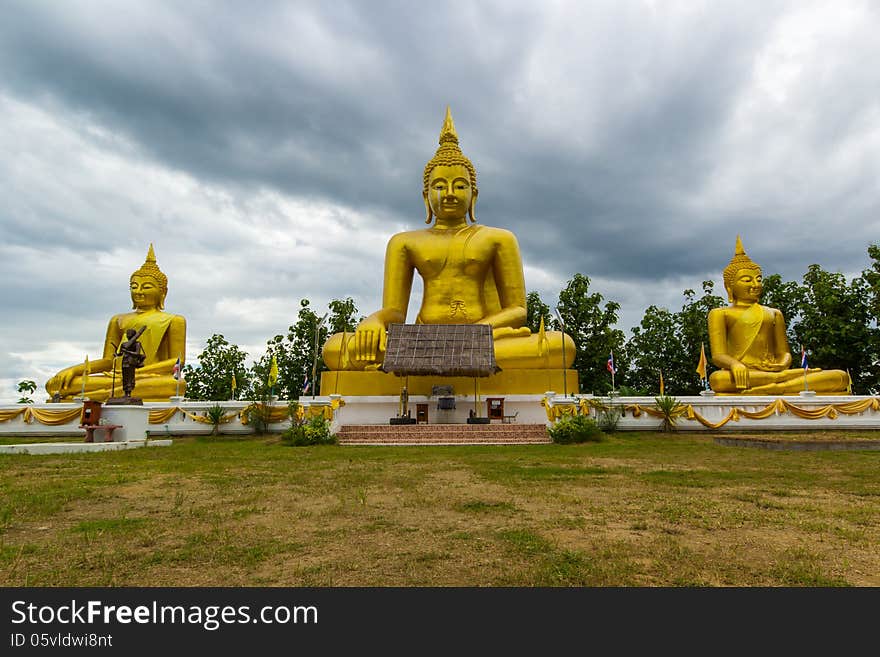 Golden buddha statue