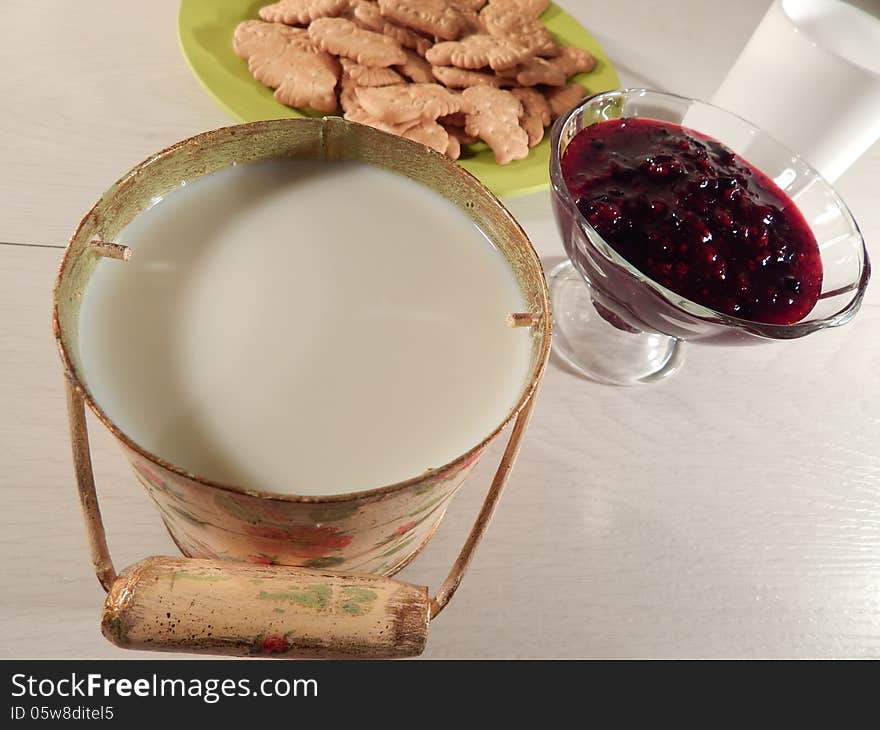 A can of milk and cookies with raspberry jam