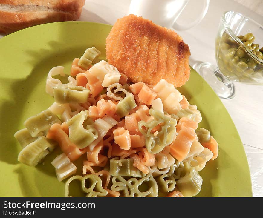 Colored noodles and chicken