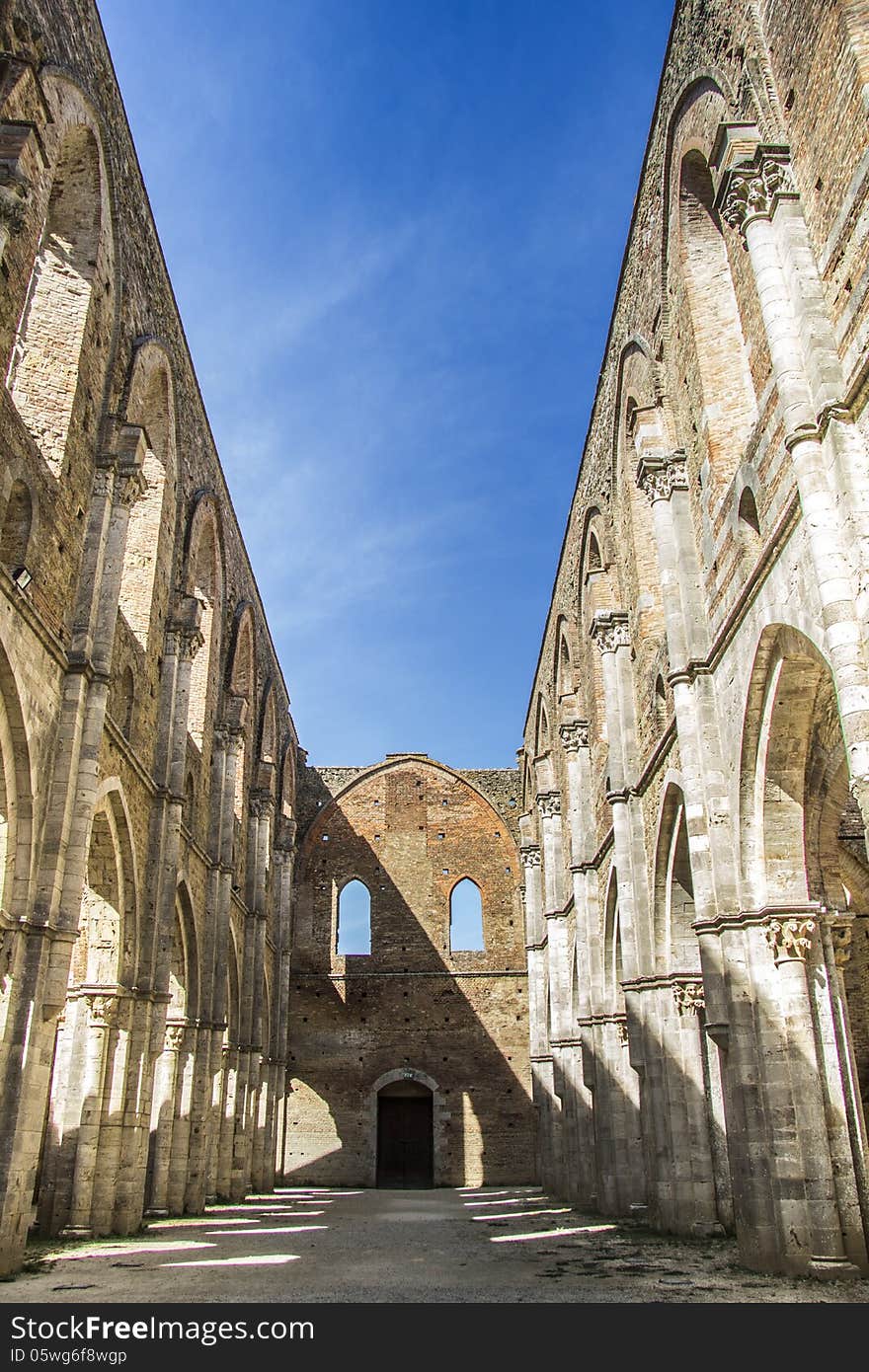 Photo of roofless old cathedral in Tuscany