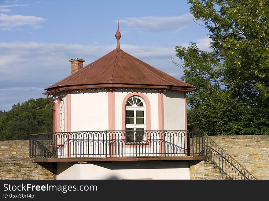 Garden house with balcony, garden house on a summer day, nove mesto ned metuji