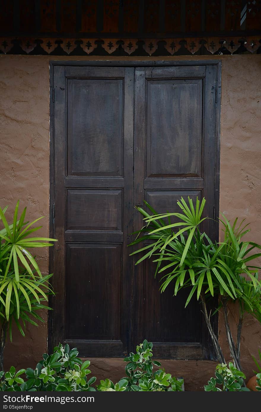 The wooden door is the art of wood in thailand.