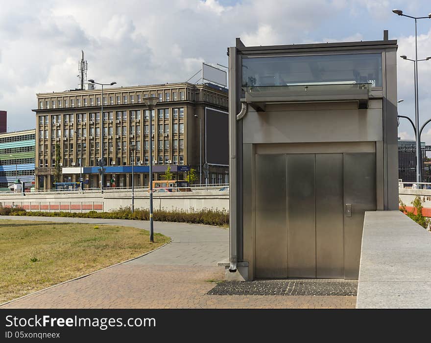 Elevator for handicapped people i to exit the underpass