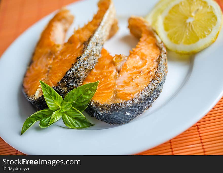 Grilled salmon steaks with basil and lemon