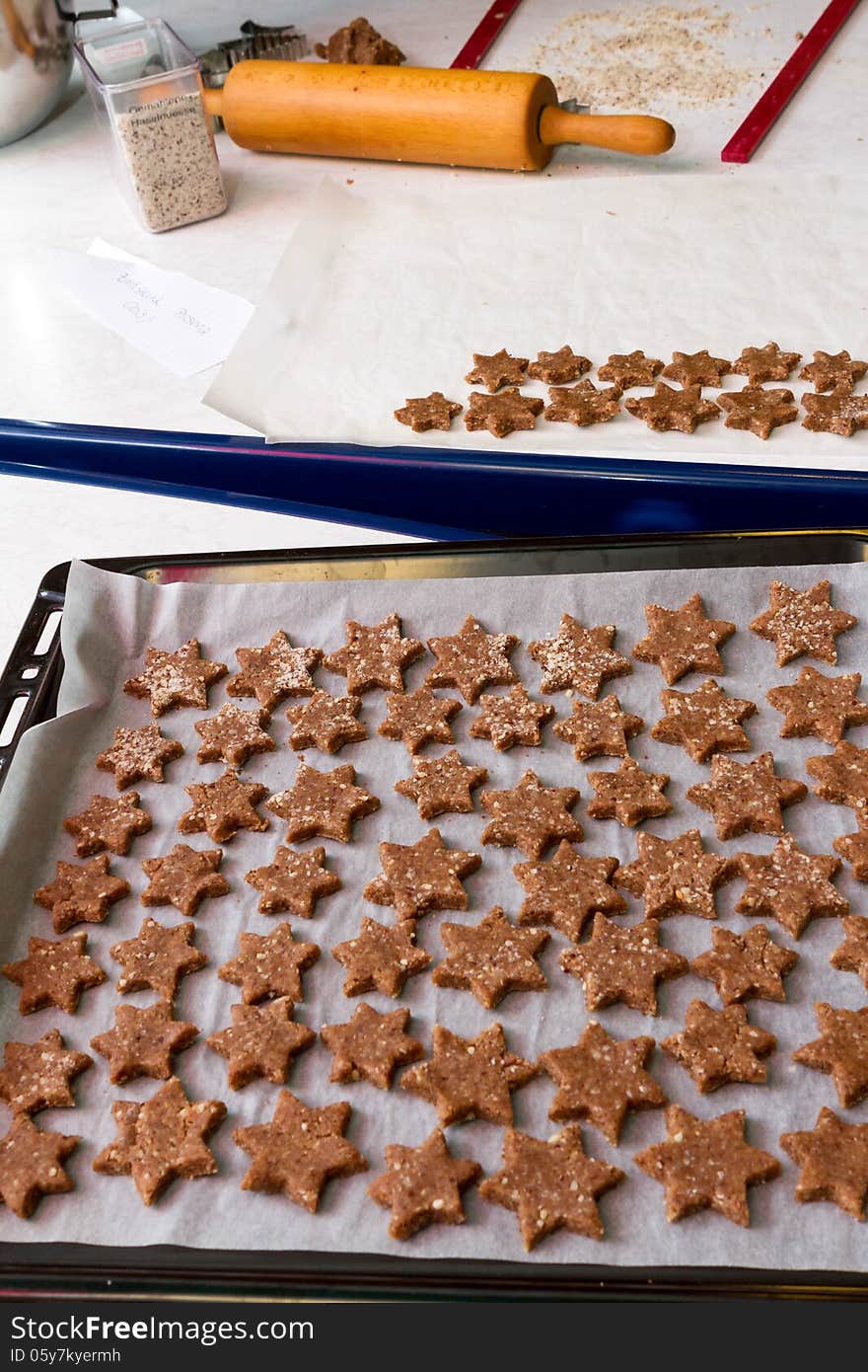 Utensilien zum Backen von Weihnachtsgebäck. Utensilien zum Backen von Weihnachtsgebäck