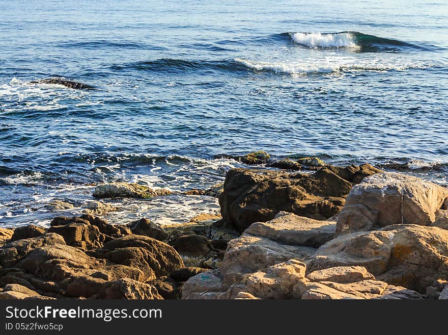 Sea ​​waves speed up near coastal cliffs