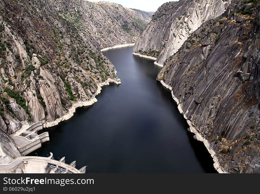 River Duero ravine and Aldeadavila dam; Salamanca, Spain. River Duero ravine and Aldeadavila dam; Salamanca, Spain.