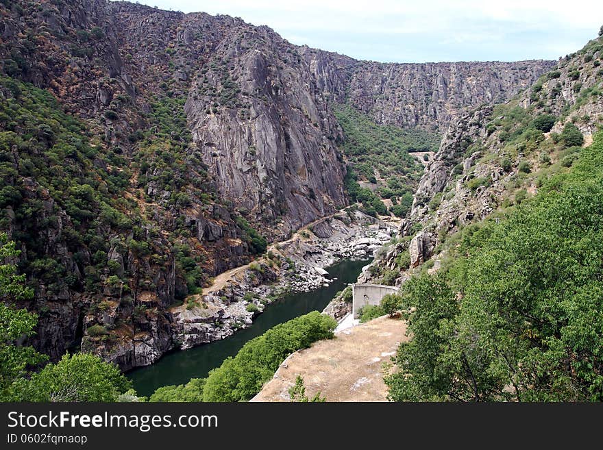 River Duero ravine and Aldeadavila dam; Salamanca, Spain. River Duero ravine and Aldeadavila dam; Salamanca, Spain.