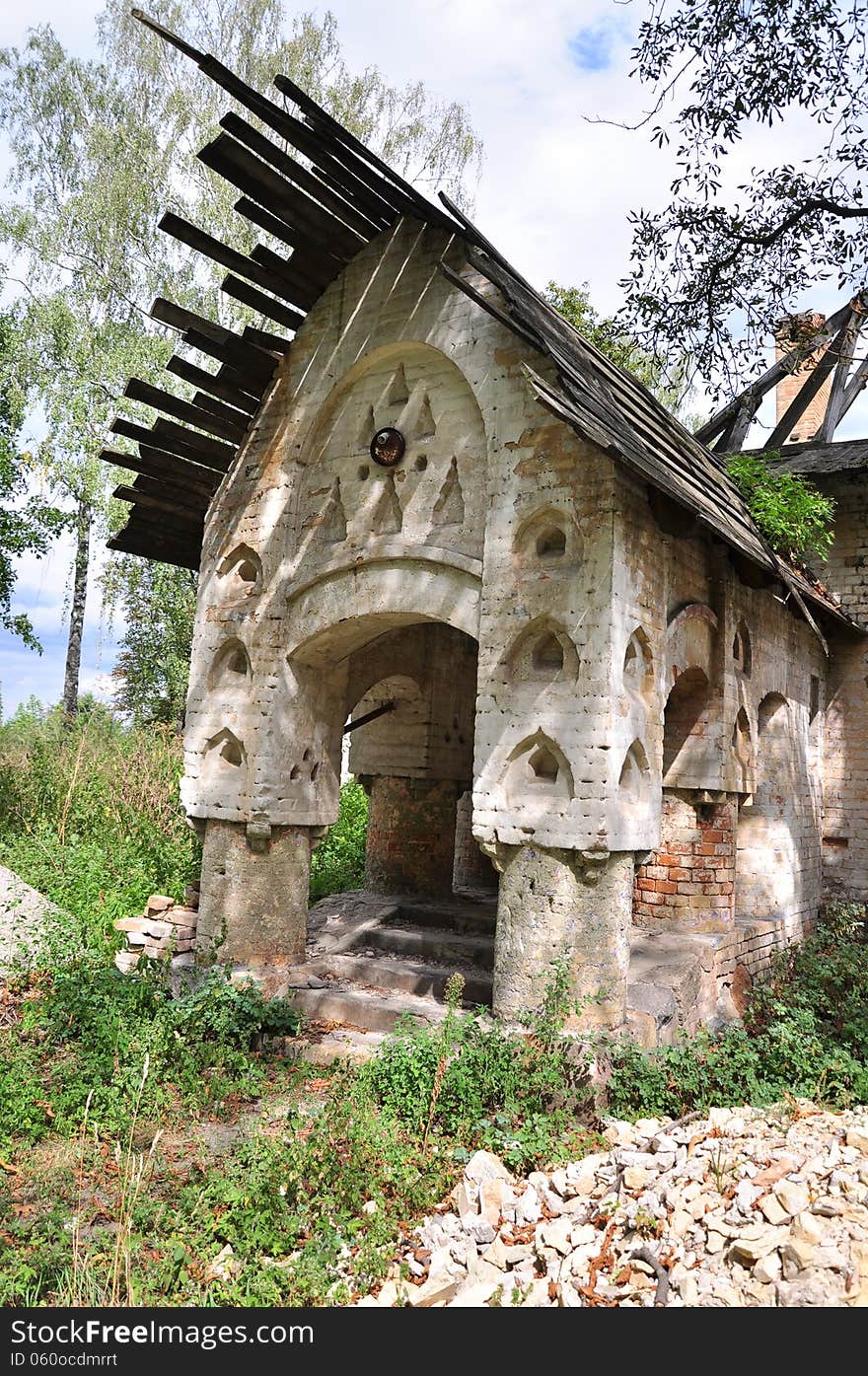 The cabin is a priest in the church, in a very interesting inside storonke.Vhod also destroyed, but can be restored and it is clear that attempts byli.Priglyadites, in the same style as the tserkov.Uzory and decorations. The cabin is a priest in the church, in a very interesting inside storonke.Vhod also destroyed, but can be restored and it is clear that attempts byli.Priglyadites, in the same style as the tserkov.Uzory and decorations.