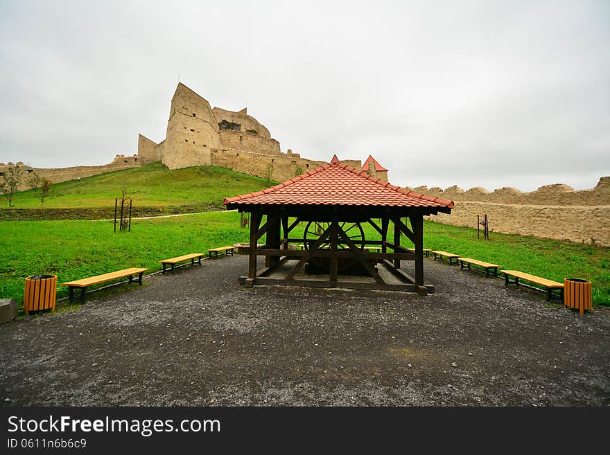 The well and the medieval fortress from Rupea.