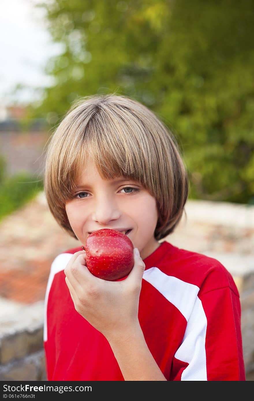 child eating apple