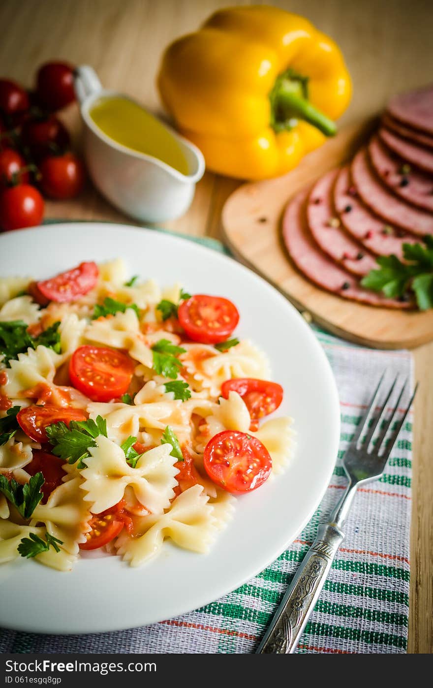 Farfalle pasta with cherry tomatoes