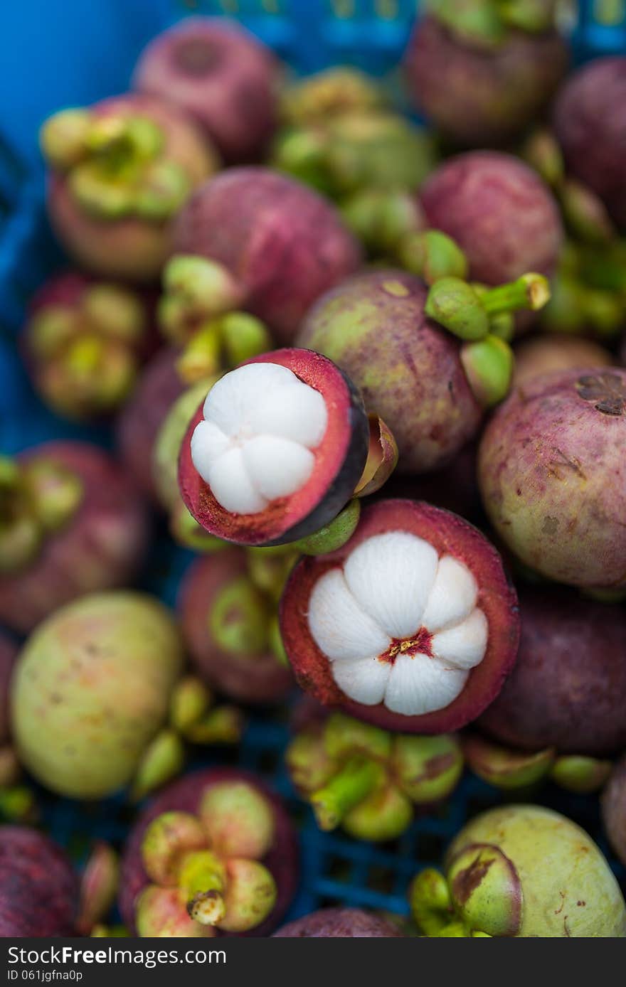 Peeled mangosteens