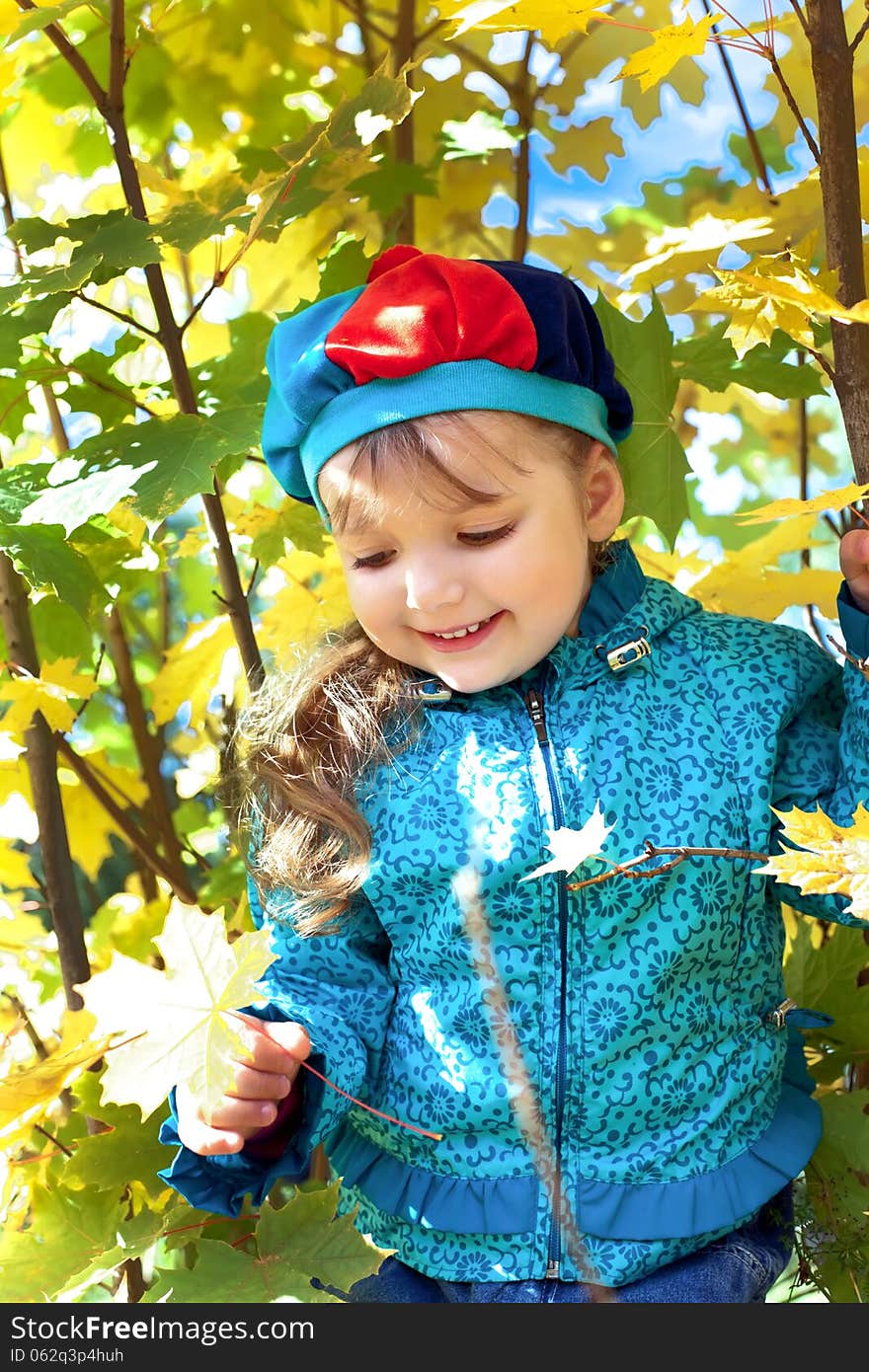 Foto-portrait of a little girl holding a bunch of leaves