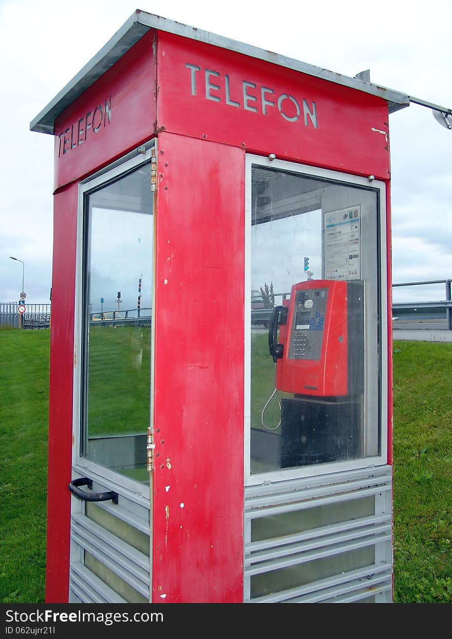 Telephone booth and device of a cable telephony