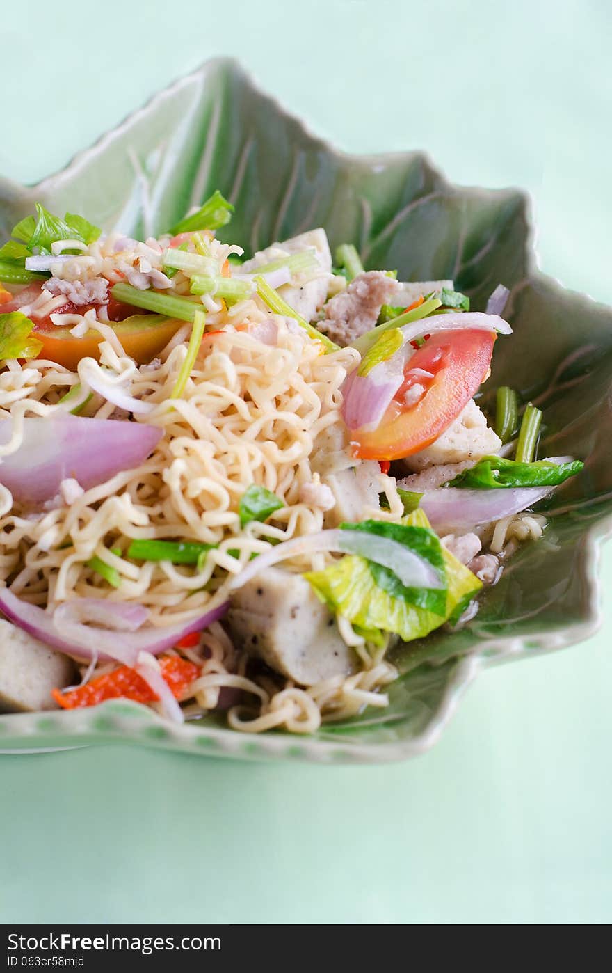 Spicy salad with pork, tomatoes and noodle