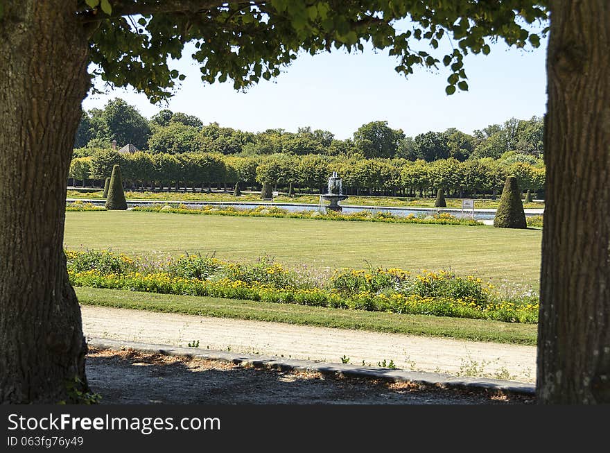 Covering 130 hectares and extending to the stepped section by the Bassin des Cascades, the easterly edge of the park used to mark the limits of the royal estate. From the village of Avon, it was crossed by the main access road to the château. Its current layout, organised into a network of cascades and radiating pathways, dates from the creation of the canal under Henri IV (1606-1609). Covering 130 hectares and extending to the stepped section by the Bassin des Cascades, the easterly edge of the park used to mark the limits of the royal estate. From the village of Avon, it was crossed by the main access road to the château. Its current layout, organised into a network of cascades and radiating pathways, dates from the creation of the canal under Henri IV (1606-1609).