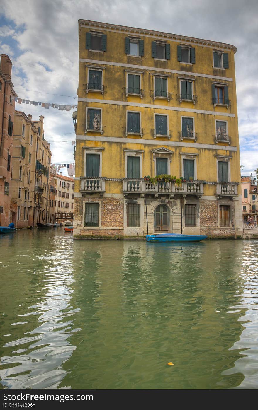 Picture of an old yellow buildning in Venezia