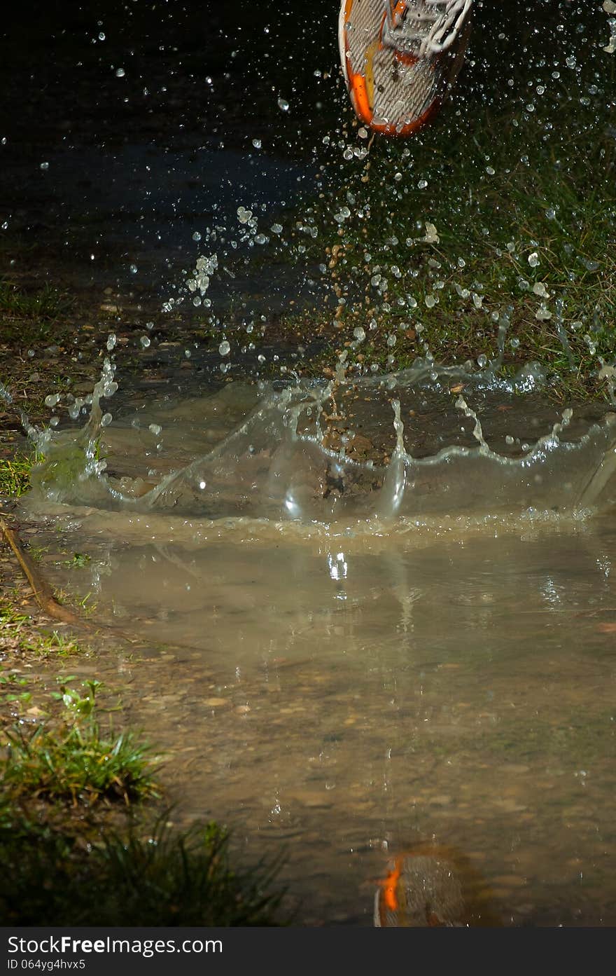 Athlete during a competition that faces the cold and rain. Athlete during a competition that faces the cold and rain.