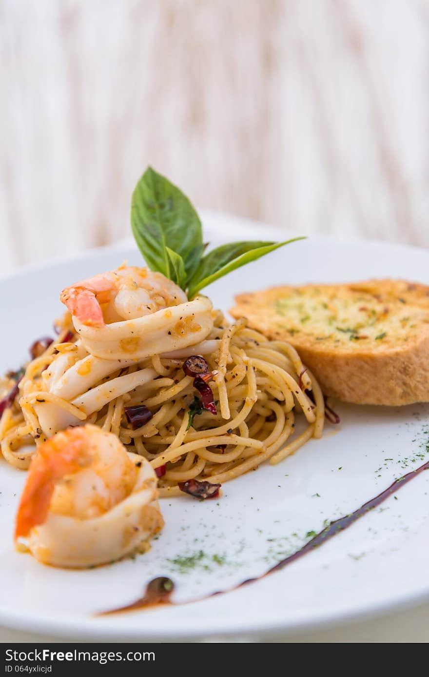 Prawn fried spaghetti with garlic bread