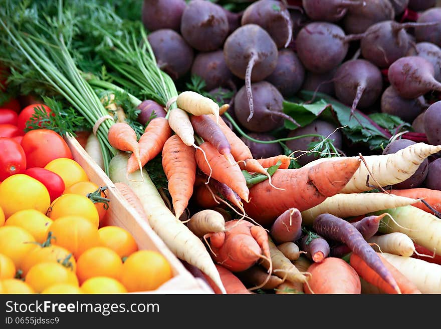 Carrots, tomatoes and beets at farmers&#x27; market. Carrots, tomatoes and beets at farmers&#x27; market.