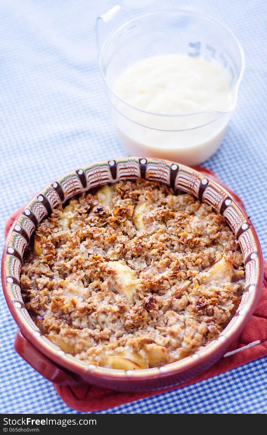 Apple Crumble With Vanilla Sauce