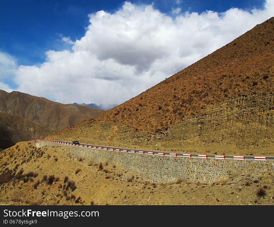 Lhasa asphalt road has been in all directions. Lhasa asphalt road has been in all directions.