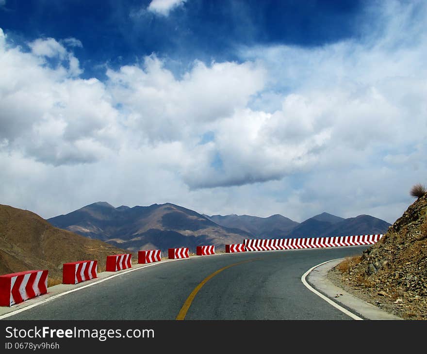 Lhasa asphalt road has been in all directions. Lhasa asphalt road has been in all directions.