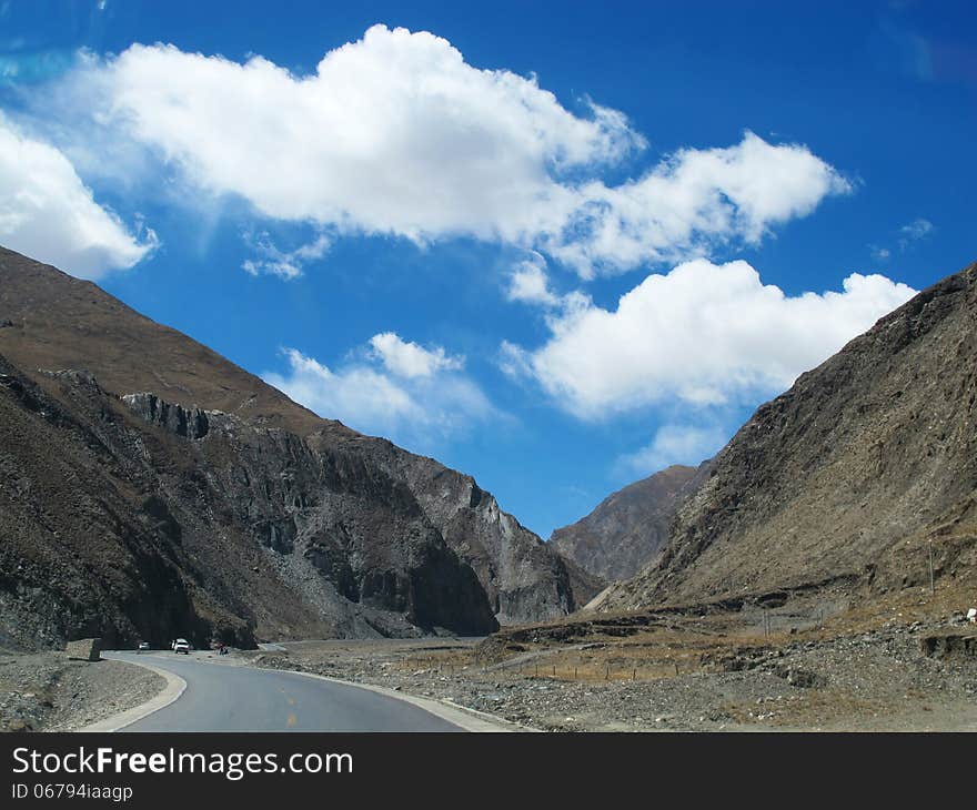 Lhasa asphalt road has been in all directions. Lhasa asphalt road has been in all directions.