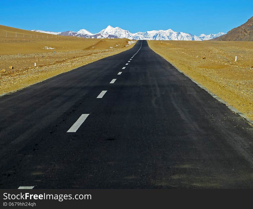 Lhasa asphalt road has been in all directions. Lhasa asphalt road has been in all directions.