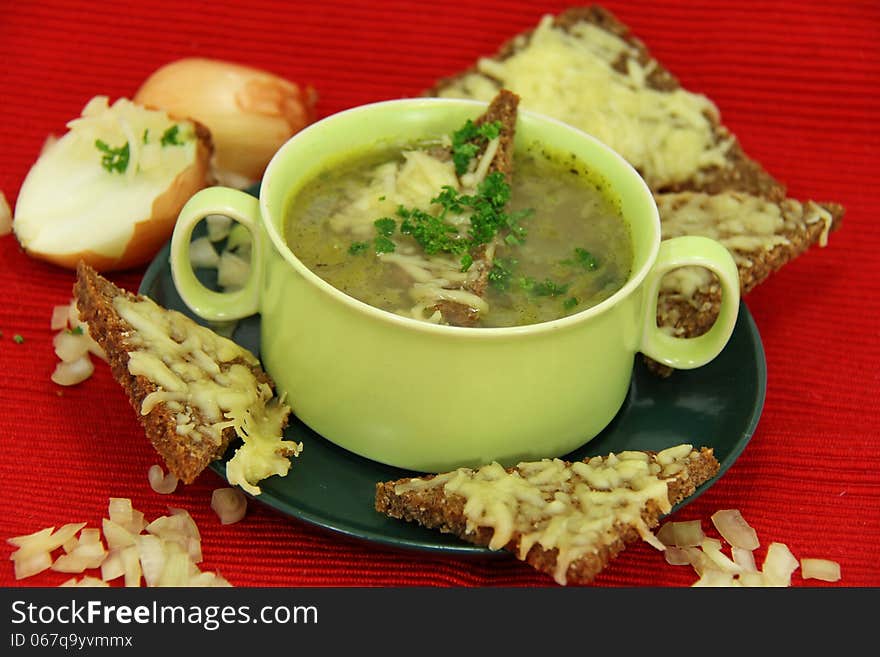 Fresh onion soup with cheese bread