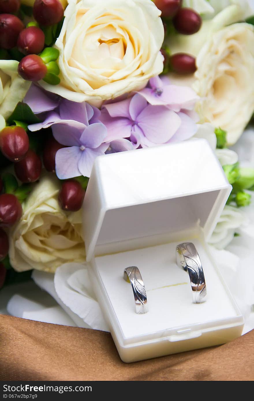 wedding rings with flowers