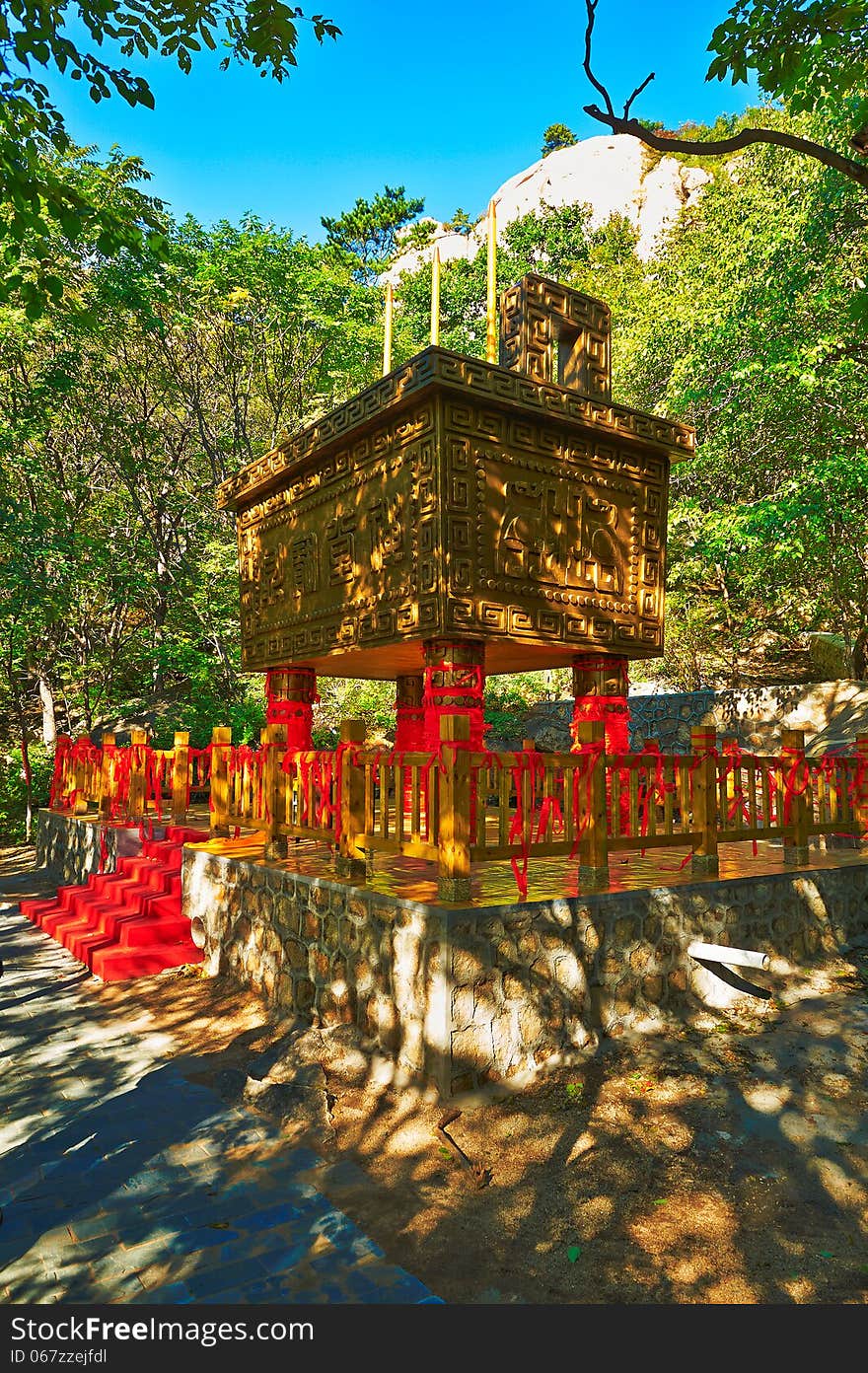 The brass rectangular censers of the gallery valley of Zu mountain