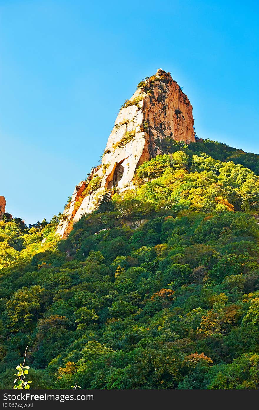 The boulders of the gallery valley of Zu mountain