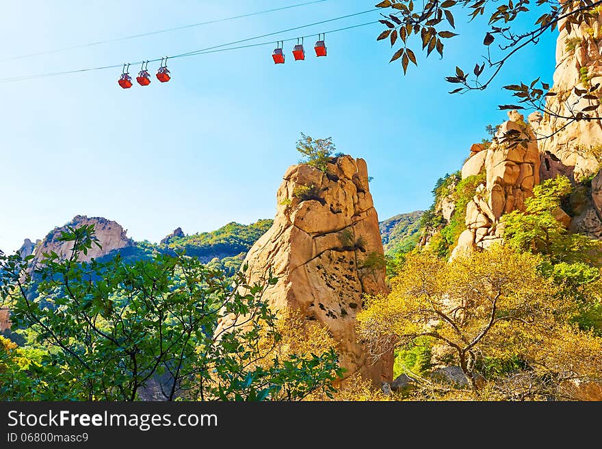 The telphers and autumn cliff of gallery valley of Zu mountain