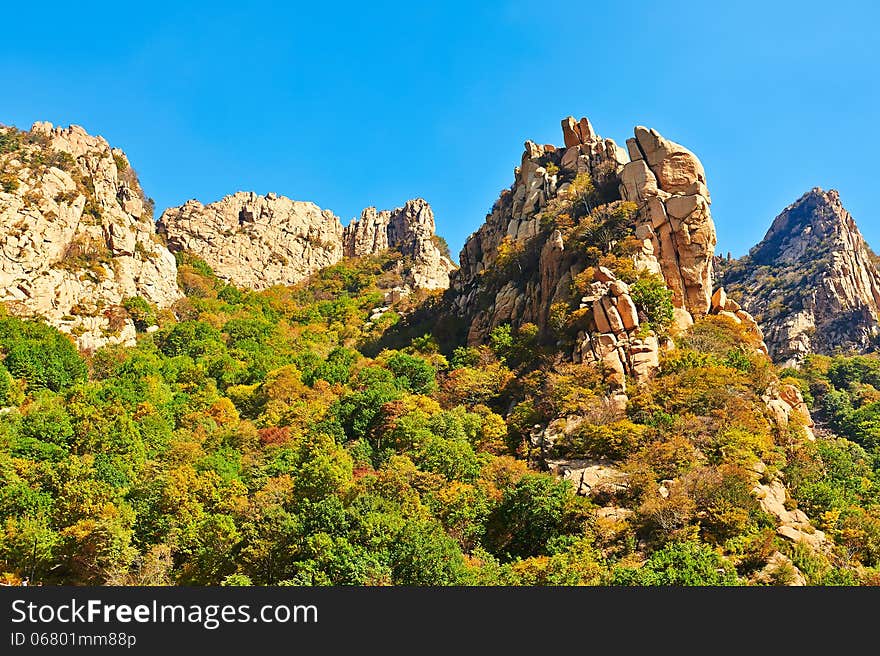 The autumn peaks of gallery valley of Zu mountain