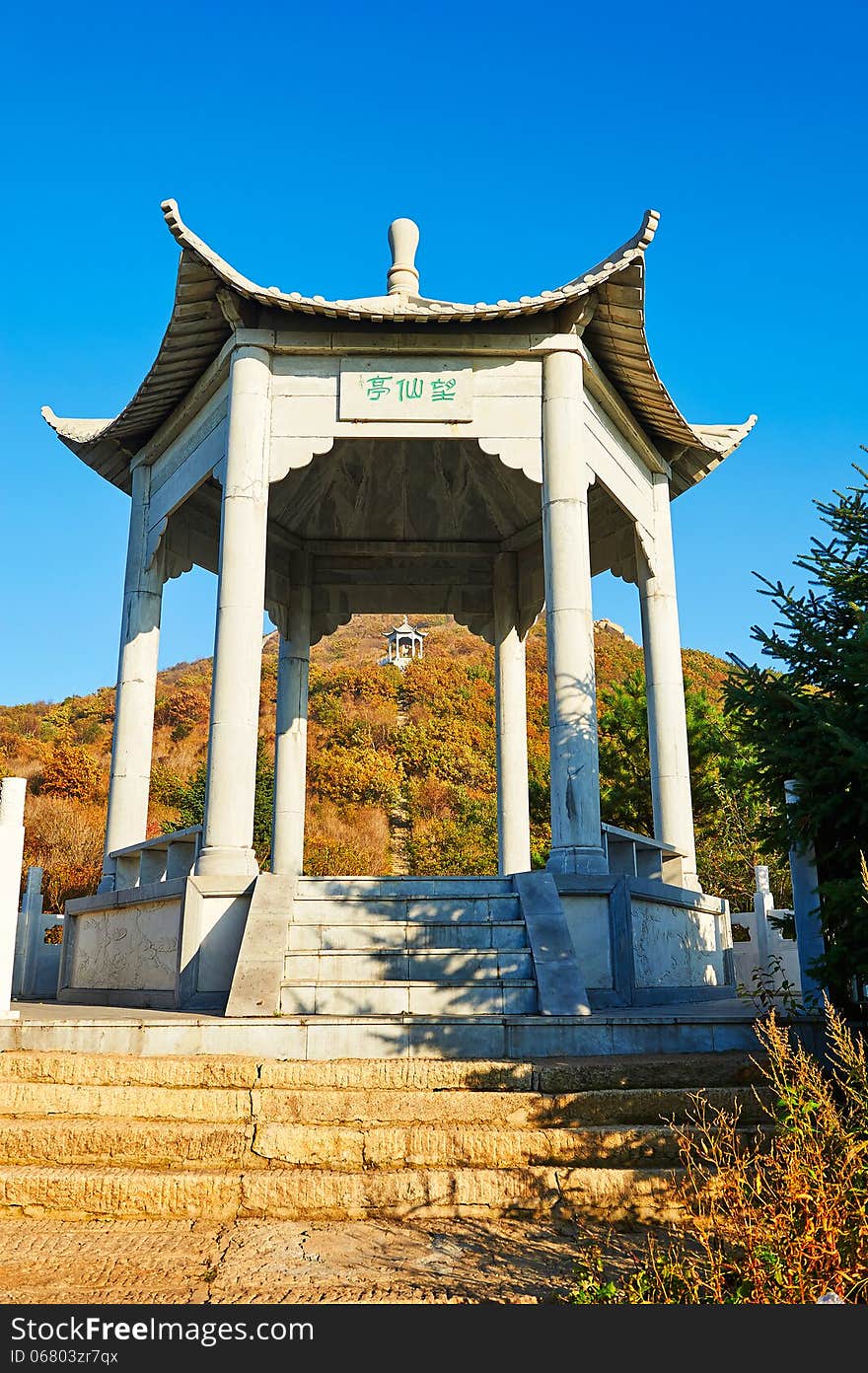 The pavilion on the Apsara peak of autumn Zu mount