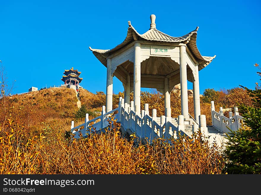 The two pavilions on the Apsara peak of autumn Zu