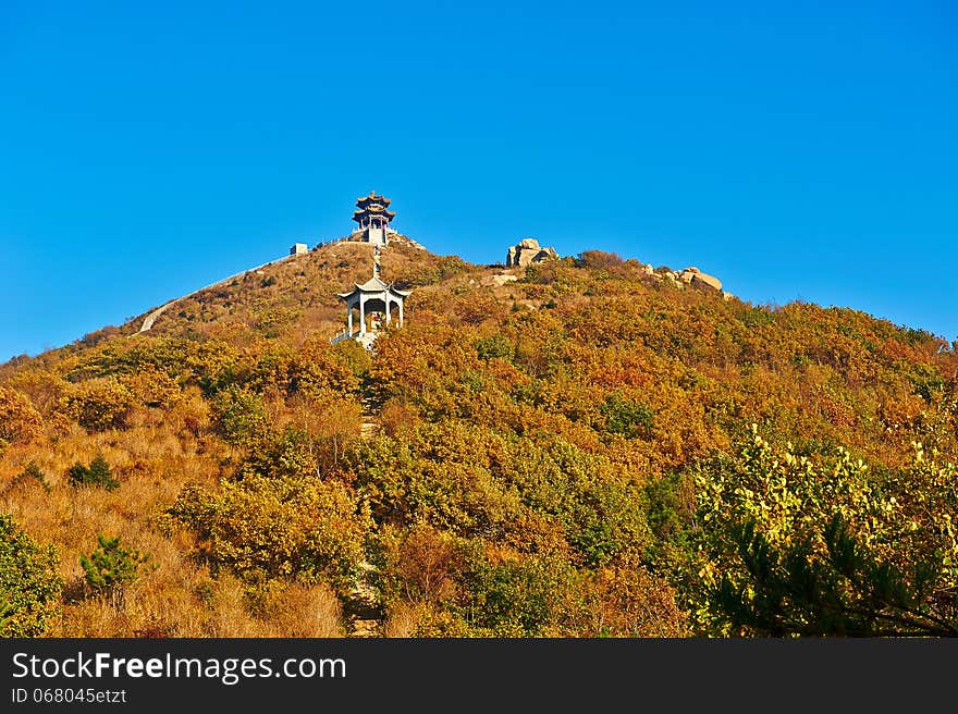 Look up at  the Apsara peak of autumn Zu mountain