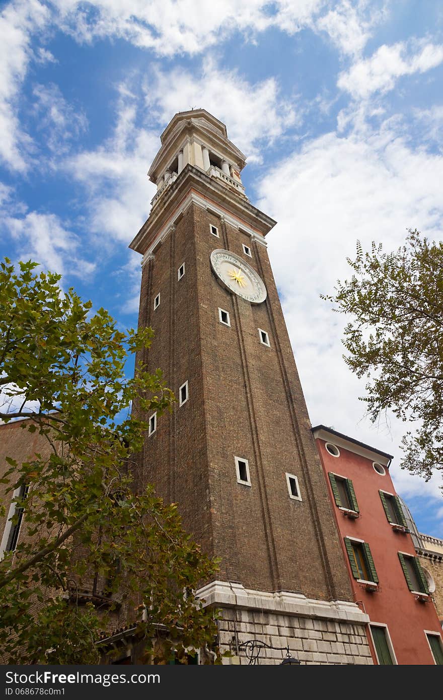 Picture of a tall church tower in Venezia