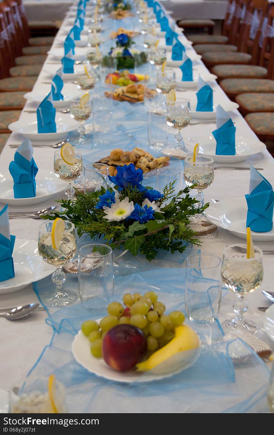 Wedding table with blue decorations.