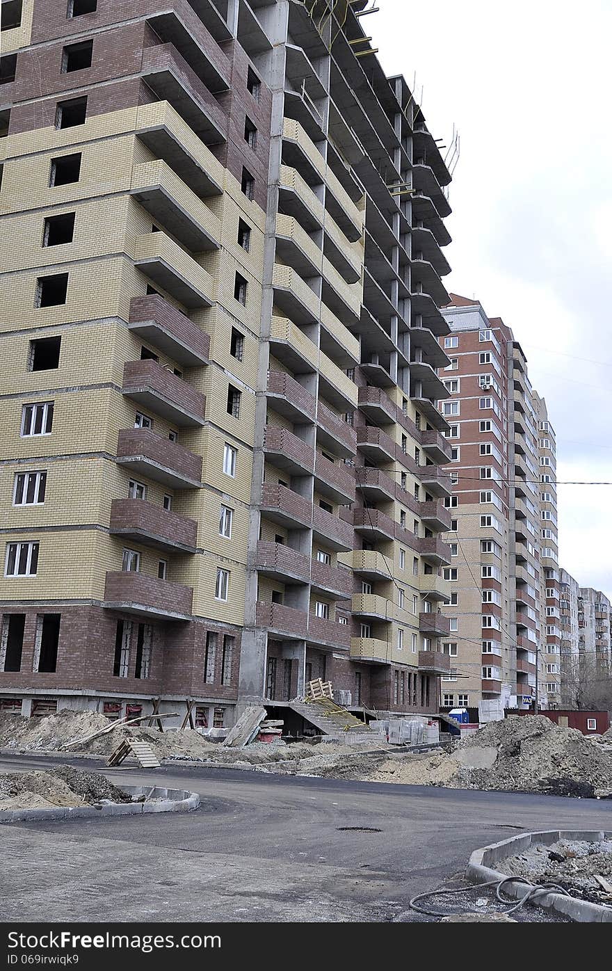 Construction of the monolithic and brick house