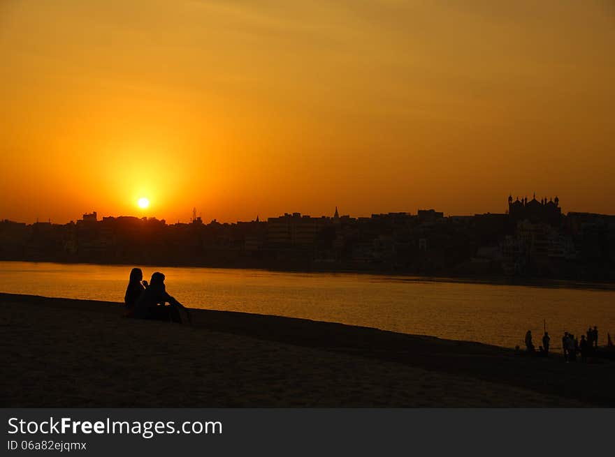 Outdoor shot of lovers silhouette