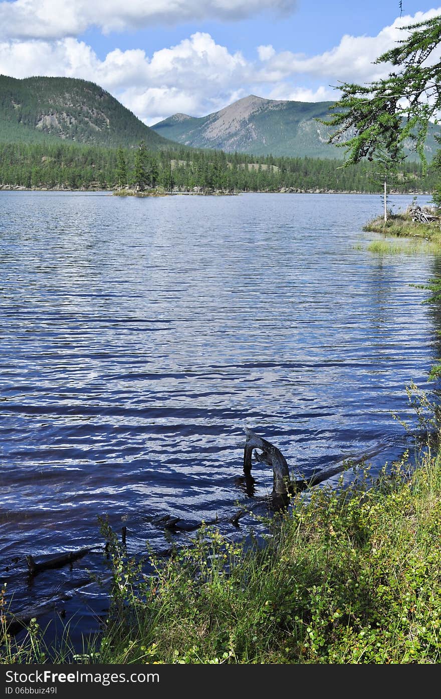 Landscape with a lake and mountains along the banks.