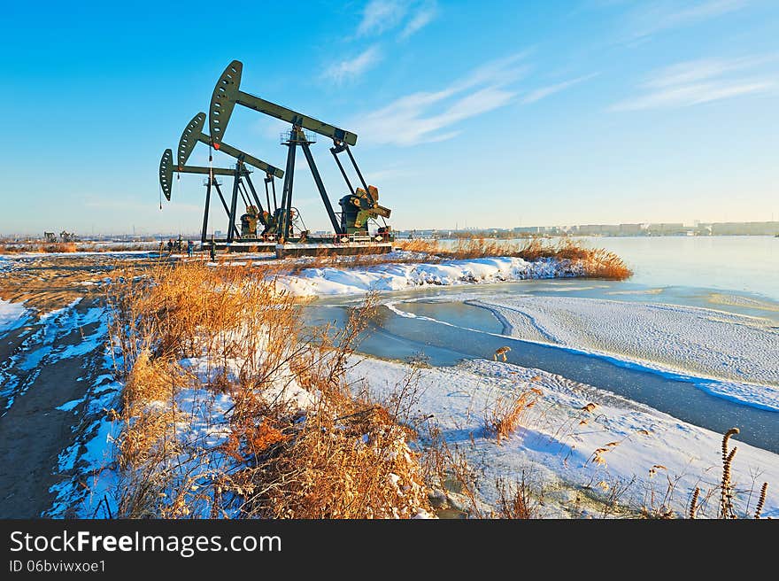 The oil sucking machine and snow