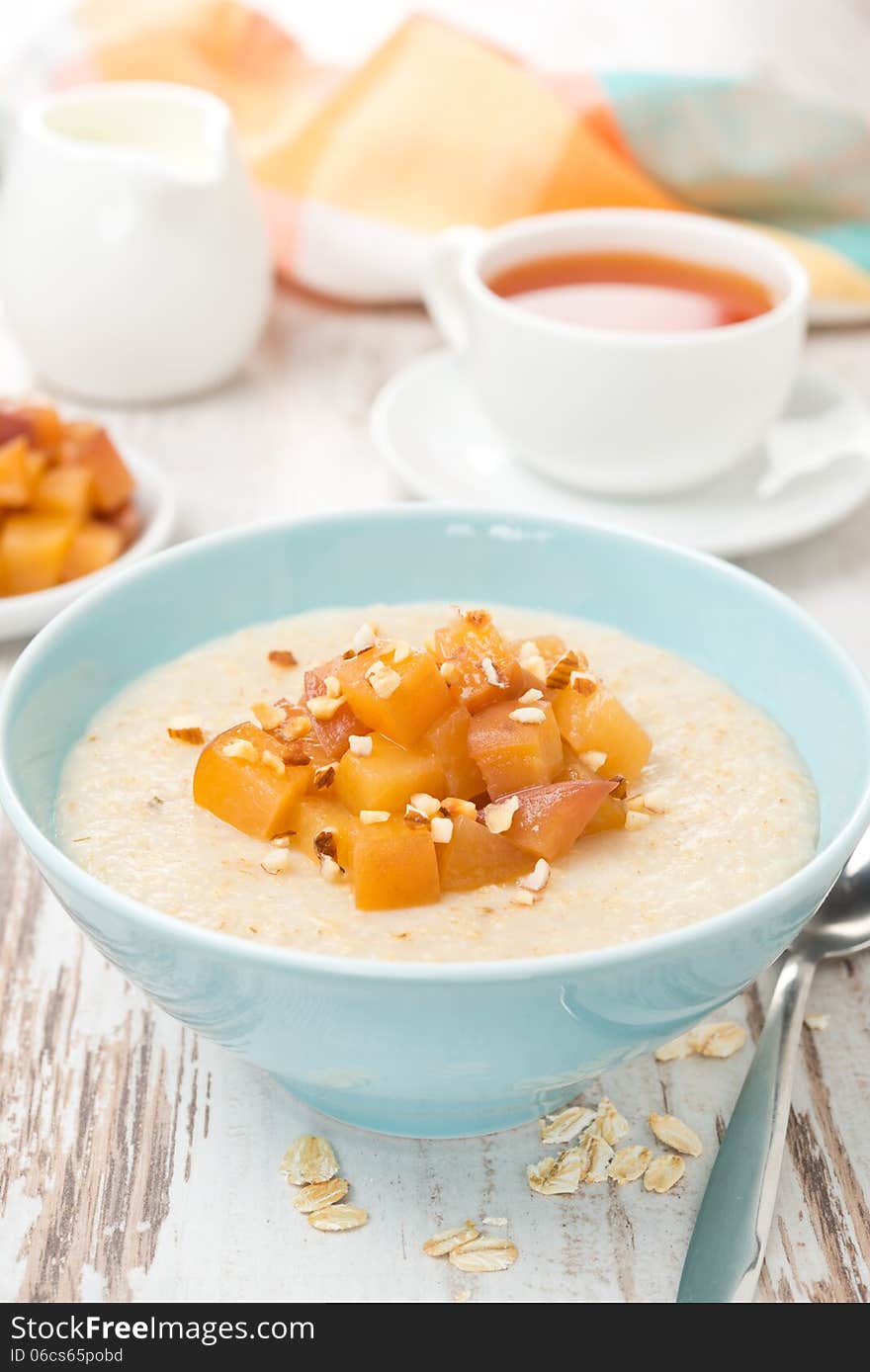 Oatmeal with caramelized peaches, close-up