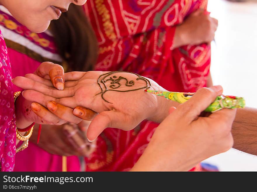 Indian women applying mehendi/henna to a tourist in Jaipur,Rajasthan,Inda. Indian women applying mehendi/henna to a tourist in Jaipur,Rajasthan,Inda