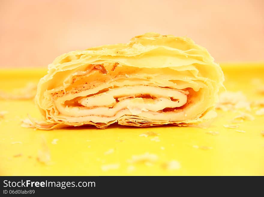 Sliced ​​apple strudel on a yellow platter