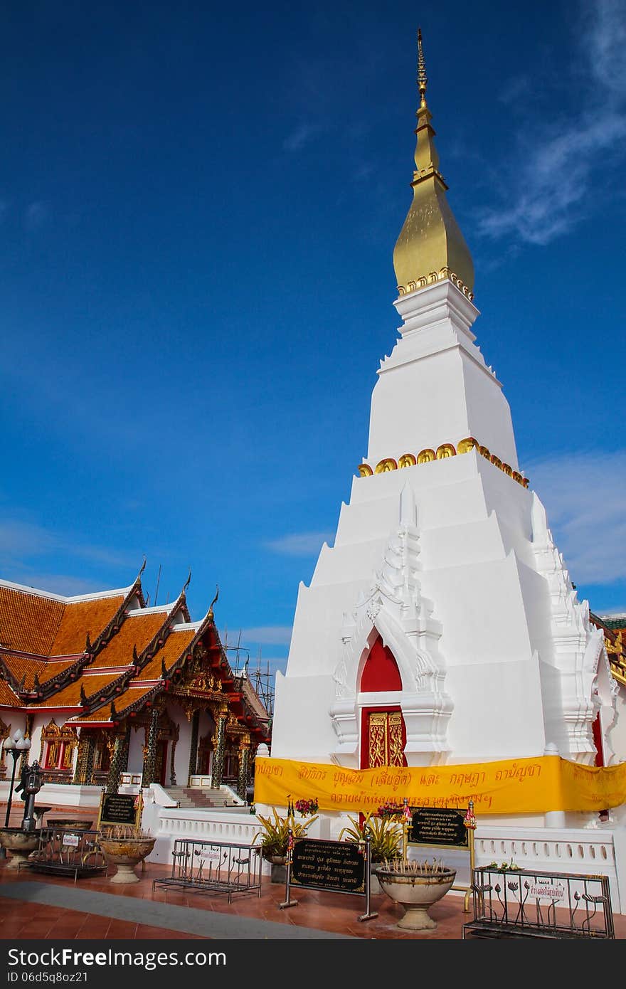 In the center of Sakhon Nakhon town, close to the vast Nong Han Lake is the Wat Phra That Choeng Chum. Originally a 10th century Khmer monastery, the temple is highly revered as it is believed that the four incarnations of the Buddha came to this spot and pressed their footprint in the soil. The chedi was built to cover the footprints of the four Buddha’s. The temple that derives its name from the Phra That Choeng Chum chedi, is an important pilgrimage site for Thai Buddhists. The white and gold chedi is shown on the provincial seal and on the 10 Satang coin.